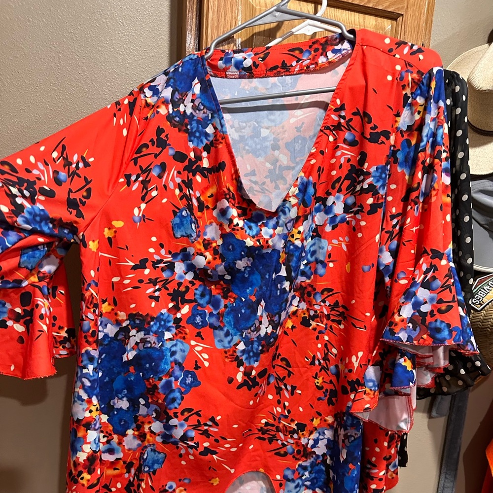 Flowered blouse, with option to tie at the bottom on the front.